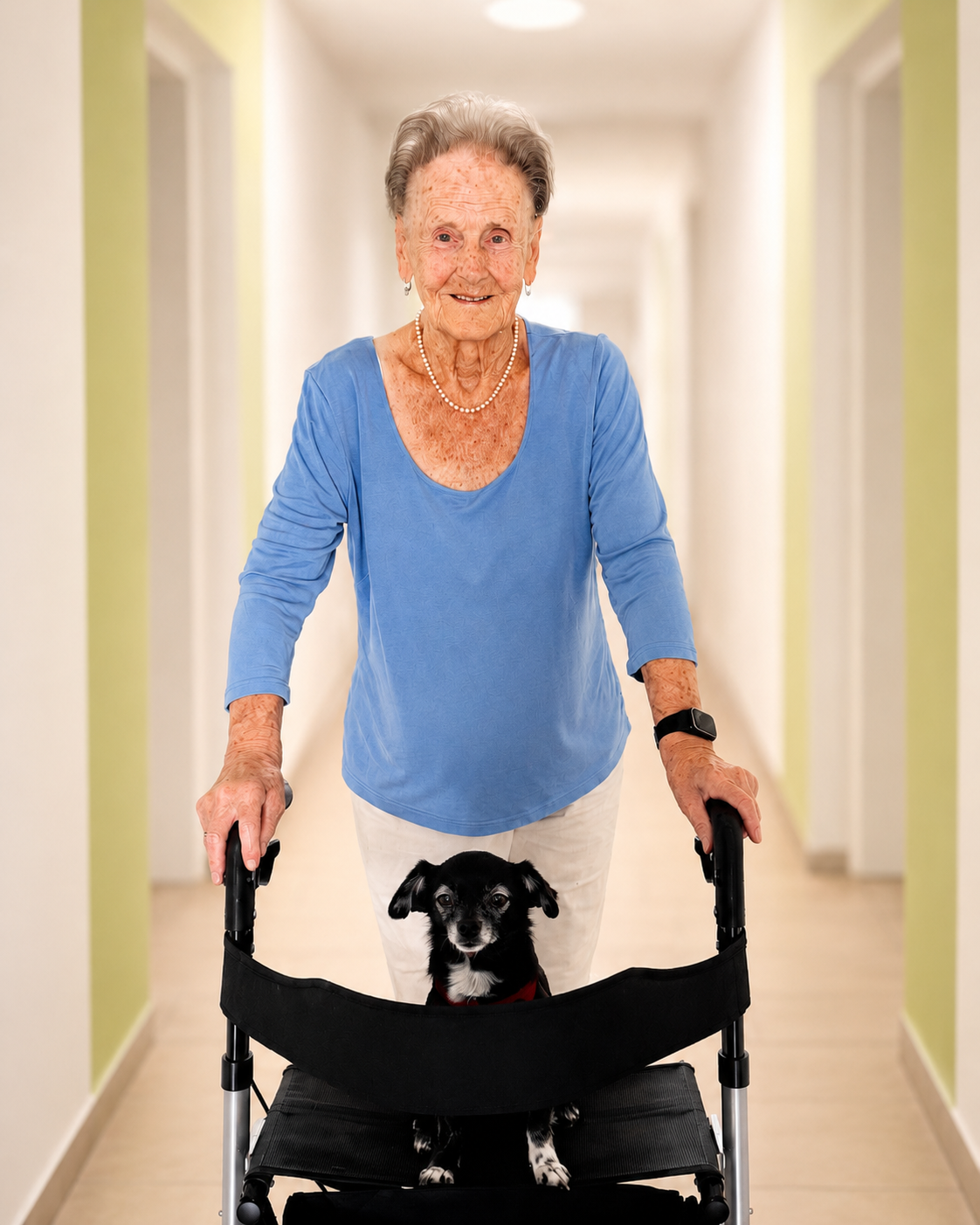 Seniorin mit Rollator und Hund in ihrem Zuhause